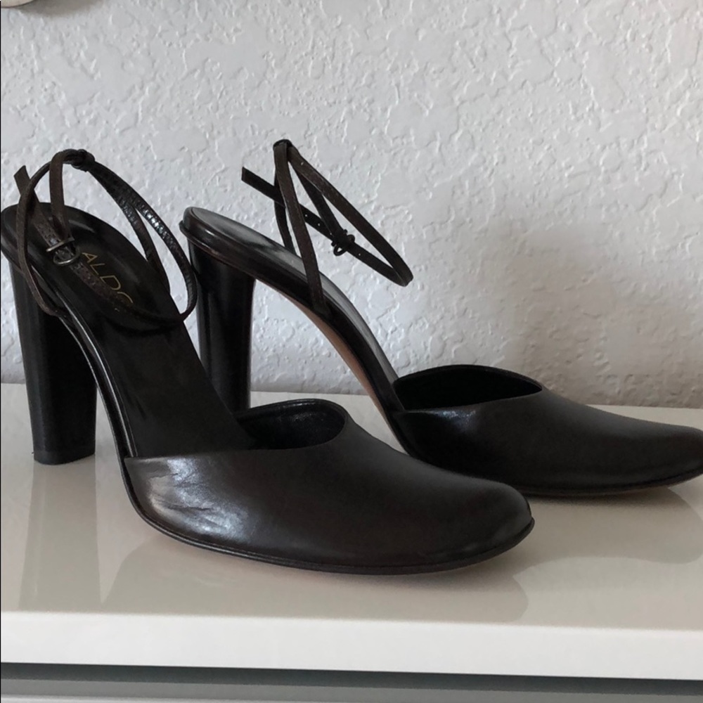 Made in Italy! Rich brown leather heels